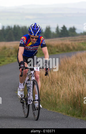 Creux de Bowland, Lancaster, UK 1er juin 2014. Le Terrier Sportive. Trois itinéraires en tenant dans la tour du Jubilé et de l'auge de Bowland avec un split à Dunsop Bridge et ensuite jusqu'au sanglier est tombé à l'ébrèchement à rejoindre les montées de Jeffery Hill et Waddington est tombé et à la station d'alimentation à Slaidburn. La longue route est allé plus de Bowland noeuds avec une grande boucle, retour à Slaidburn avec vue superbe, calme et paysages de voie. Credit : Conrad Elias/Alamy Live News Banque D'Images