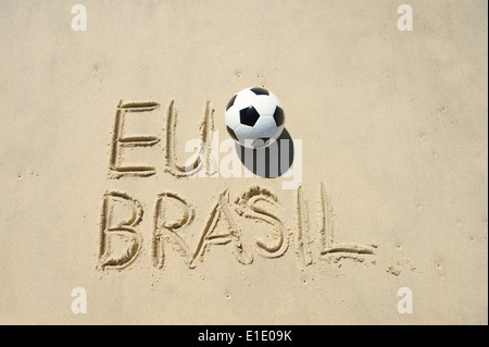 Futebol ue I love Brasil avec un message manuscrit de football dans le sable Banque D'Images