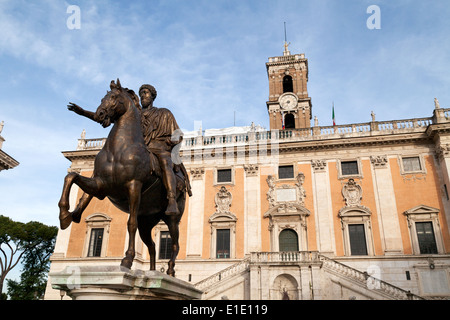 La statue de Marc Aurèle sur son cheval au centre de la Piazza del Campidoglio, Rome, Italie Banque D'Images