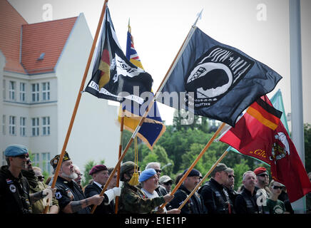 Berlin, Allemagne. 31 mai, 2014. Anciens Combattants agitent des drapeaux lors de la première réunion des anciens combattants allemands à la Bundeswehr à Memorial le ministère fédéral de la Défense à Berlin, Allemagne, 31 mai 2014. Photo : OLIVER MEHLIS/dpa/Alamy Live News Banque D'Images