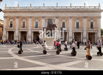 Tpourists sur un Segway tour de Rome en passant par la Piazza del Campidoglio, Rome, Italie Europe Banque D'Images