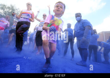 Londres, Royaume-Uni. 1er juin 2014. Les participants à la London W Run, Wembley Park, Londres. La Color Run est une course chronométrée, dans laquelle des milliers de participants sont arrosés de la tête aux pieds dans des couleurs différentes à chaque kilomètre. Couleur et amusant pour tout le monde. Connu comme le plus beau 5K sur la planète. Crédit : Paul Brown/Alamy Live News Banque D'Images