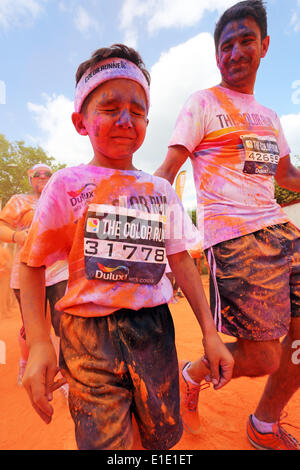 Londres, Royaume-Uni. 1er juin 2014. Les participants à la London W Run, Wembley Park, Londres. La Color Run est une course chronométrée, dans laquelle des milliers de participants sont arrosés de la tête aux pieds dans des couleurs différentes à chaque kilomètre. Couleur et amusant pour tout le monde. Connu comme le plus beau 5K sur la planète. Crédit : Paul Brown/Alamy Live News Banque D'Images