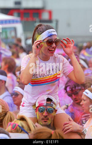 Londres, Royaume-Uni. 1er juin 2014. Les participants à la London W Run, Wembley Park, Londres. La Color Run est une course chronométrée, dans laquelle des milliers de participants sont arrosés de la tête aux pieds dans des couleurs différentes à chaque kilomètre. Couleur et amusant pour tout le monde. Connu comme le plus beau 5K sur la planète. Crédit : Paul Brown/Alamy Live News Banque D'Images