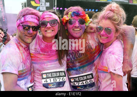 Londres, Royaume-Uni. 1er juin 2014. Les participants à la London W Run, Wembley Park, Londres. La Color Run est une course chronométrée, dans laquelle des milliers de participants sont arrosés de la tête aux pieds dans des couleurs différentes à chaque kilomètre. Couleur et amusant pour tout le monde. Connu comme le plus beau 5K sur la planète. Crédit : Paul Brown/Alamy Live News Banque D'Images