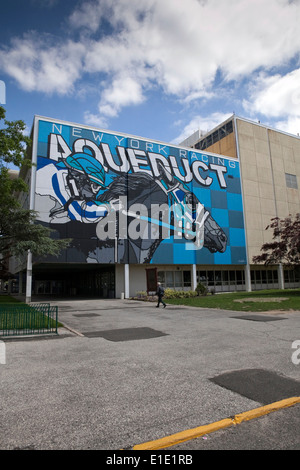 Vue d'une peinture murale à l'hippodrome Aqueduct à Queens, New York Banque D'Images