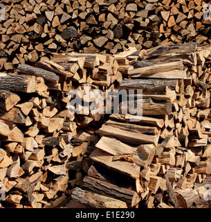 Bois de feu haché empilés dans une pile comme un symbole de la vie à la campagne en utilisant les ressources renouvelables de la forêt en tant qu'arbre de sciage. Banque D'Images