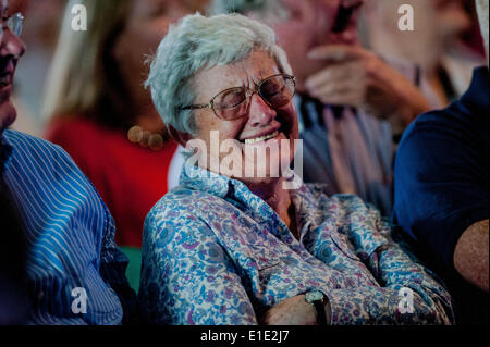 Hay-on-Wye, au Royaume-Uni. 1er juin 2014. Sur la photo : la foule regarde John Bishop en vedette à l'Hay Re : Hay Festival, Hay on Wye, Powys, Pays de Galles : Crédit D Legakis/Alamy Live News Banque D'Images