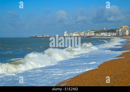 Hastings, les vagues sur le front de mer, East Sussex, Angleterre, RU, FR Banque D'Images