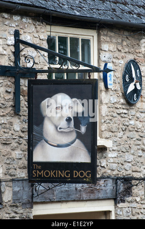 Les fumeurs chien enseigne de pub à Malmesbury, une des plus anciennes villes de l'Angleterre Banque D'Images