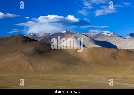 Paysage de montagne vu d'une région de Nuruchan (près de Tso Kar), Rupshu, Changtang, le Ladakh, le Jammu-et-Cachemire, l'Inde Banque D'Images