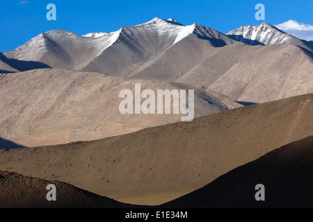 Paysage de montagne vu d'une région de Nuruchan (près de Tso Kar), Rupshu, Changtang, le Ladakh, le Jammu-et-Cachemire, l'Inde Banque D'Images