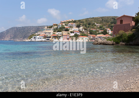 Village d'Assos, Céphalonie. Vue pittoresque du village d'Assos avec une plage de galets à l'avant-plan. Banque D'Images