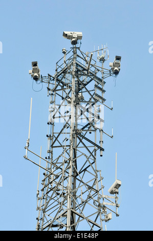 La tour de communication de la tour de cellule avec des antennes de téléphonie mobile et de caméras de surveillance Banque D'Images