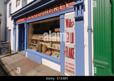 Irlandais à l'ancienne magasin général à l'Ulster American Folk Park, Irlande du Nord Banque D'Images