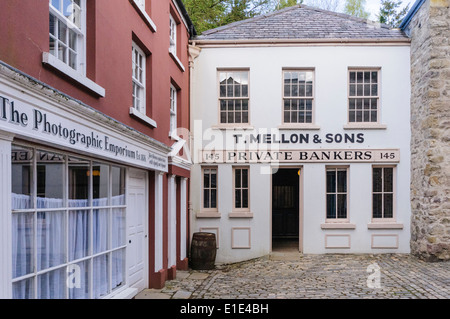 Studio photographique et la banque sur une ancienne rue pavée. dans l'Ulster American Folk Park, Irlande du Nord Banque D'Images