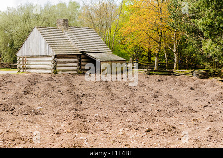 Chalet américain avec un champ déterrés prêts pour la plantation de l'Ulster American Folk Park, Irlande du Nord Banque D'Images