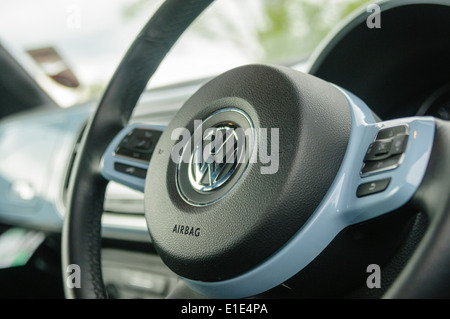 Volant d'un nouveau modèle Volkswagen Banque D'Images