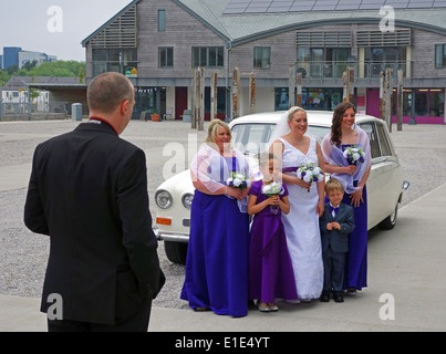 Une jeune mariée et demoiselles d'avoir une photographie prise avant le mariage Banque D'Images