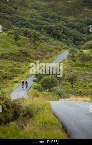 Paire de cyclistes roulent un chemin à travers la campagne sur l'île de Skye Banque D'Images