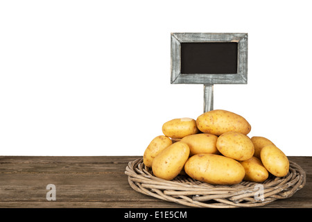 Les pommes de terre sur une table à vide :-board - isolated on white Banque D'Images