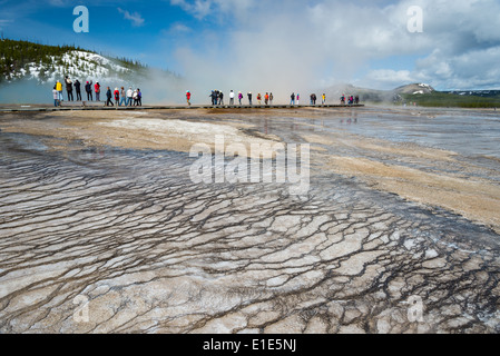 Les touristes visiter le Grand Prismatic Hot Spring. Le Parc National de Yellowstone, Wyoming, USA. Banque D'Images