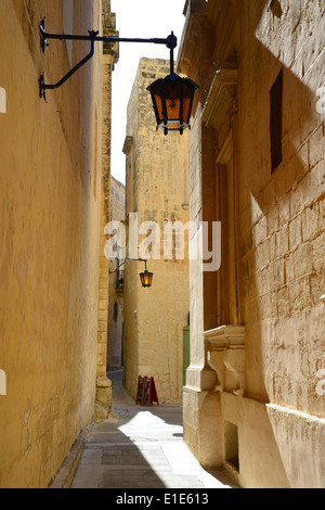 Ruelles médiévales, rue Mdina (Città Vecchia), District de l'Ouest, Malte Majjistral Région, République de Malte Banque D'Images