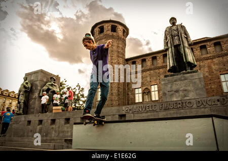 Turin, Italie. 01 Juin, 2014. 'Événement Le sport va dans le square à Turin". Turin a été choisie comme Capitale Européenne du Sport 2015 - Skateboard sur la Piazza Castello Crédit : Realy Easy Star/Alamy Live News Banque D'Images