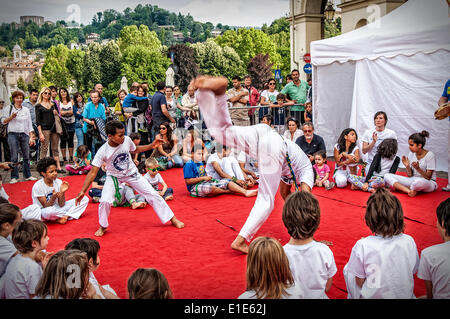 Turin, Italie. 01 Juin, 2014. Italie Turin 1e juin 2014 Event 'Le sport va dans le carré de Turin". Turin a été choisie comme Capitale Européenne du Sport 2015 - La Capoeira sur la Piazza Vittorio Veneto Crédit : Realy Easy Star/Alamy Live News Banque D'Images