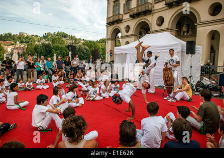 Turin, Italie. 01 Juin, 2014. Italie Turin 1e juin 2014 Event 'Le sport va dans le carré de Turin". Turin a été choisie comme Capitale Européenne du Sport 2015 - La Capoeira sur la Piazza Vittorio Veneto Crédit : Realy Easy Star/Alamy Live News Banque D'Images