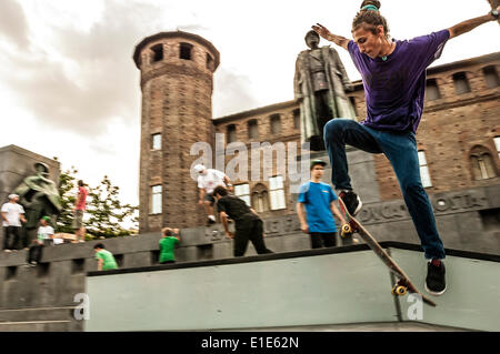 Turin, Italie. 01 Juin, 2014. 'Événement Le sport va dans le square à Turin". Turin a été choisie comme Capitale Européenne du Sport 2015 - Skateboard sur la Piazza Castello Crédit : Realy Easy Star/Alamy Live News Banque D'Images