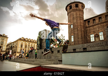 Turin, Italie. 01 Juin, 2014. 'Événement Le sport va dans le square à Turin". Turin a été choisie comme Capitale Européenne du Sport 2015 - Skateboard sur la Piazza Castello Crédit : Realy Easy Star/Alamy Live News Banque D'Images