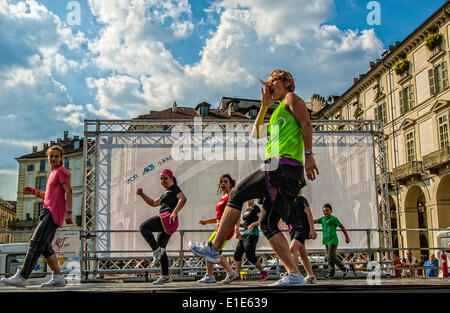 Turin, Italie. 01 Juin, 2014. 'Événement Le sport va dans le square à Turin". Turin a été choisie comme Capitale Européenne du Sport 2015 - Piazza Vittorio Veneto Crédit Zumba : Realy Easy Star/Alamy Live News Banque D'Images