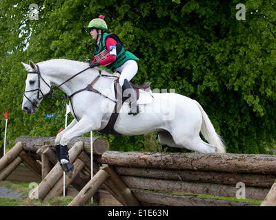 Belsay, UK. 01 Juin, 2014. Un concurrent dans le cross-country de l'article supprime une clôture au cours de la deuxième journée de l'Horse Trials 2014 Belsay, organisé pour la deuxième année consécutive en raison de Belsay château dans le Northumberland, en Angleterre. Belsay château est géré par l'English Heritage et est ouvert au public toute l'année. Credit : AC Images/Alamy Live News Banque D'Images