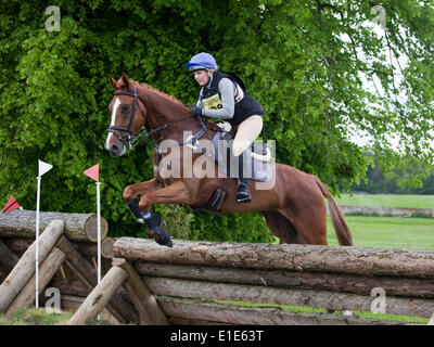 Belsay, UK. 01 Juin, 2014. Un concurrent dans le cross-country de l'article supprime un saut lors de la deuxième journée d'essais 2014 Cheval Belsay, organisé pour la deuxième année consécutive en raison de Belsay château dans le Northumberland, en Angleterre. Belsay château est géré par l'English Heritage et est ouvert au public toute l'année. Credit : AC Images/Alamy Live News Banque D'Images