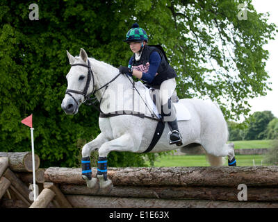 Belsay, UK. 01 Juin, 2014. Un concurrent dans le cross-country de l'article supprime une clôture au cours de la deuxième journée de l'Horse Trials 2014 Belsay, organisé pour la deuxième année consécutive en raison de Belsay château dans le Northumberland, en Angleterre. Belsay château est géré par l'English Heritage et est ouvert au public toute l'année. Credit : AC Images/Alamy Live News Banque D'Images