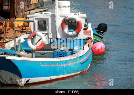 Un vieux bateau de pêche amarré dans le port de Scarborough, North Yorkshire, Angleterre. Banque D'Images