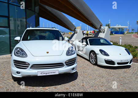 Porsche Cayenne et 911 à l'extérieur de l'Aquarium National, Qawra (Il-Qawra), Saint Paul's Bay, quartier Nord, République de Malte Banque D'Images