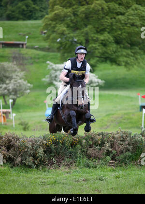 Belsay, UK. 01 Juin, 2014. Un concurrent dans le cross-country de l'article supprime un saut lors de la deuxième journée d'essais 2014 Cheval Belsay, organisé pour la deuxième année consécutive en raison de Belsay château dans le Northumberland, en Angleterre. Belsay château est géré par l'English Heritage et est ouvert au public toute l'année. Credit : AC Images/Alamy Live News Banque D'Images