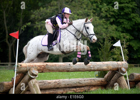 Belsay, UK. 01 Juin, 2014. Un concurrent dans le cross-country de l'article supprime une clôture au cours de la deuxième journée de l'Horse Trials 2014 Belsay, organisé pour la deuxième année consécutive en raison de Belsay château dans le Northumberland, en Angleterre. Belsay château est géré par l'English Heritage et est ouvert au public toute l'année. Credit : AC Images/Alamy Live News Banque D'Images