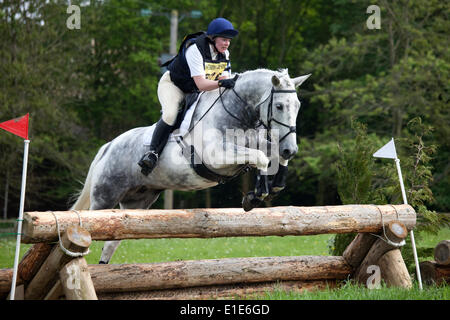 Belsay, UK. 01 Juin, 2014. Un concurrent dans le cross-country de l'article supprime une clôture au cours de la deuxième journée de l'Horse Trials 2014 Belsay, organisé pour la deuxième année consécutive en raison de Belsay château dans le Northumberland, en Angleterre. Belsay château est géré par l'English Heritage et est ouvert au public toute l'année. Credit : AC Images/Alamy Live News Banque D'Images