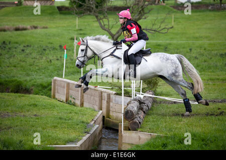 Belsay, UK. 01 Juin, 2014. Un concurrent dans le cross-country de l'article supprime le fossé à ciel ouvert lors de la deuxième journée d'essais 2014 Cheval Belsay, organisé pour la deuxième année consécutive en raison de Belsay château dans le Northumberland, en Angleterre. Belsay château est géré par l'English Heritage et est ouvert au public toute l'année. Credit : AC Images/Alamy Live News Banque D'Images