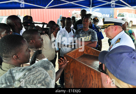 U.S. Coast Guard le Cmdr. Robert T. Hendrickson, droite, le commandant de l'USCG Mohawk (WMEC) 913 adresses, les médias locaux du Banque D'Images