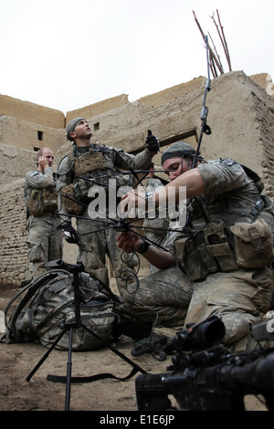 Des soldats américains avec 2e peloton, Compagnie d'attaque, 1er Régiment du 503e Bataillon d'infanterie, 173ème Airborne Brigade Combat Team set Banque D'Images