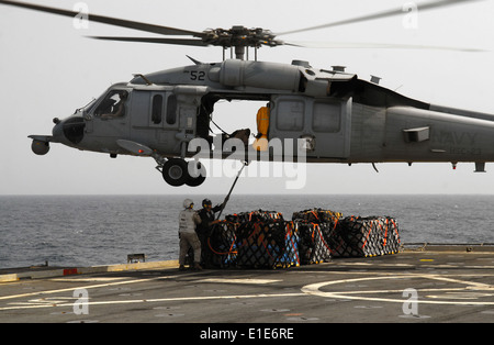 Le sergent d'artillerie de la Marine américaine. Jason Kesner, gauche, et lance le Cpl. Jonathan Hoff, tous deux assignés à la station de transport amphibie Navire Banque D'Images