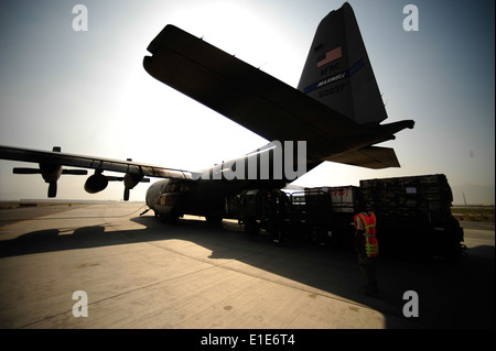 Les aviateurs américains de l'aide de la charge et des fournitures dans un C-130H Hercules de la Force expéditionnaire du 746e Escadron de transport aérien à l'appui de l'h Banque D'Images