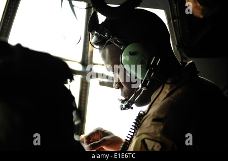 U.S. Air Force 1er lieutenant Jonathan Lipsey, un C-130H Hercules navigator affecté à la 746e Transport aérien expéditionnaire Squadr Banque D'Images