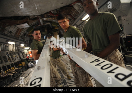 Les Marines américains à partir de la moyenne de l'Escadron 266 marines à rotors basculants guide un MH-53E Super Stallion helicopter hors d'un C-17A Globemaster III Banque D'Images