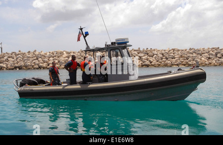 Mécanicien de la Marine américaine 1ère classe Kevin Nichols, de navire à grande vitesse Swift (HSV 2), démontre la petite exploitation et bateau navig Banque D'Images