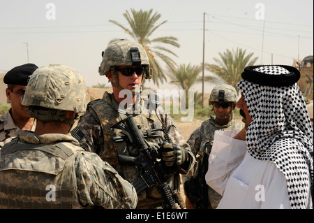 2e Armée américaine, le Lieutenant Richard Crockett parle à Cheikh Khald Jowad-Kathm à Diyala, l'Iraq, le 4 septembre 2010. Crockett, avec d'autres Banque D'Images